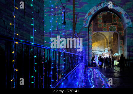 Luce arte di installazione su Damasco Gate nella Città Vecchia durante il Festival di Gerusalemme di luce in Israele che si svolge annualmente intorno alla città vecchia con effetti speciali di illuminazione siti storici e mostra il lavoro di importanti artisti internazionali. Foto Stock