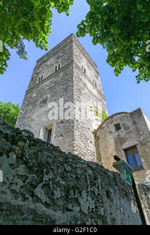 La torre campanaria o Campanile a Villa Rufolo a Ravello Costiera Amalfitana Italia Europa Foto Stock
