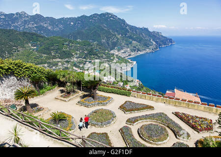 Una vista della Costiera Amalfitana da i giardini di Villa Rufolo a Ravello Italia Europa Foto Stock