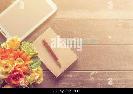 I notebook e i tablet su un tavolo di legno. Foto Stock
