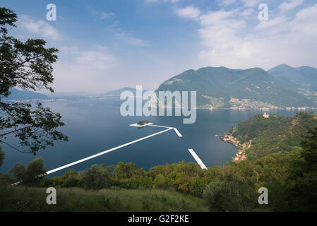 Nuoto pontons sono collocati tra le isole di Christo il progetto 'i pontili galleggianti' sul lago d'Iseo in Italia Foto Stock