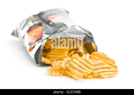 Crinkle cut potato chips isolati su sfondo bianco. Patate fritte riversato da imballaggio. Foto Stock