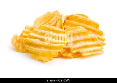 Crinkle cut potato chips isolati su sfondo bianco. Foto Stock