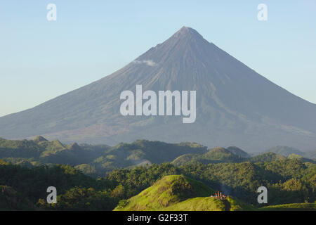 Il monte Mayon Quitinday e verdi colline vicino Camalig nella luce della sera, provincia di Albay, Bicol, Filippine Foto Stock