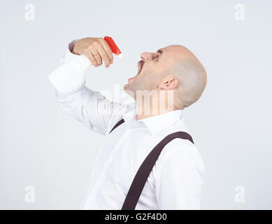 Uomo che utilizza il respiro rinfrescante. Spruzzatore trigger. Foto Stock