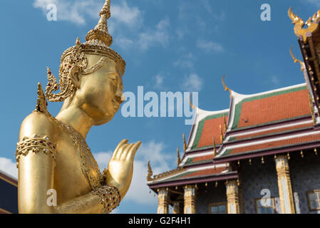 Statua dorata della divinità mitiche Kinnorn (Kinnara) nella parte anteriore del Pantheon Reale al Wat Phra Kaew tempio, il Grand Palace, Bangkok, Tha Foto Stock