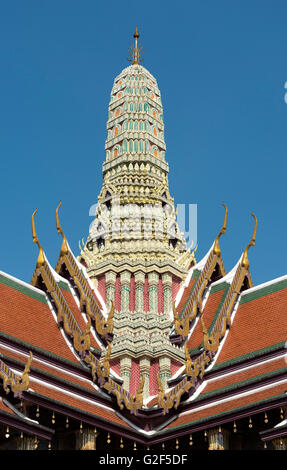 Riccamente intagliati Prang del Pantheon Reale al Tempio del Buddha di Smeraldo e il grande Palazzo di Bangkok, Tailandia Foto Stock