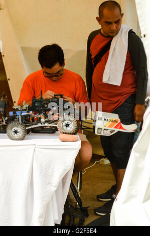 La gente di riparazione jeep rc in evento automobilistico tumplek blek 2016, Jakarta, Indonesia Foto Stock