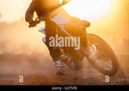 Silhouette motocross velocità in pista Foto Stock