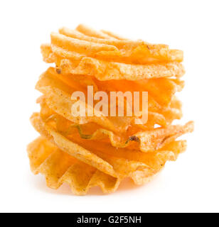 Crinkle cut potato chips isolati su sfondo bianco. Pila di saporite patate fritte. Foto Stock