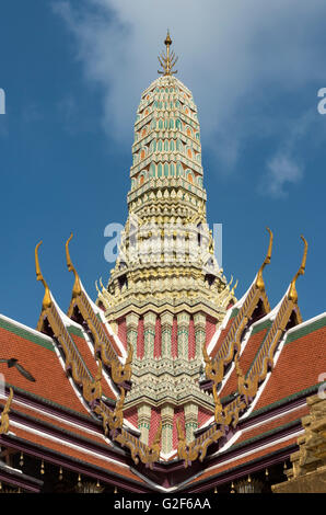 Riccamente intagliati Prang del Pantheon Reale al Tempio del Buddha di Smeraldo e il grande Palazzo di Bangkok, Tailandia Foto Stock