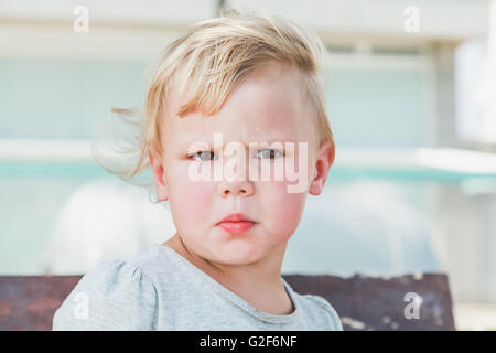 Outdoor closeup ritratto di confuso carino bionda caucasica Baby girl Foto Stock