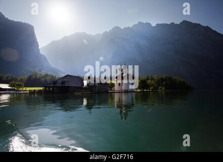 Il Koenigssee vicino a Berchtesgaden Baviera con la Chiesa di San Bartholomae in una giornata di sole in estate Foto Stock