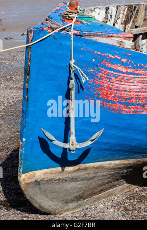 Ombra di ancoraggio su imbarcazione spiaggiata a Kippford, Dumfries and Galloway, Scozia Foto Stock