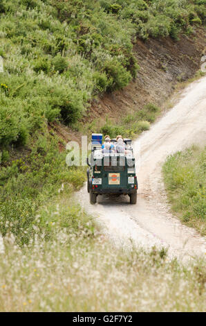 Land Rover, 4x4 guida fuoristrada viaggio, tour, ecoturismo aziona attraverso, Sierra de las Nieves, Andalusia, Spagna. Foto Stock