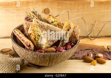 I cookie di integrale con le mandorle e la rosa canina è servita in un guscio di noce di cocco Foto Stock