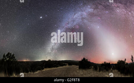 Un 160 panorama gradi che mostra la luce zodiacale (a destra nella West), la Via Lattea, fascia zodiacale attraverso il telaio ad A Foto Stock