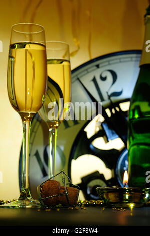 Due bicchieri e orologio in attesa per il nuovo anno Foto Stock