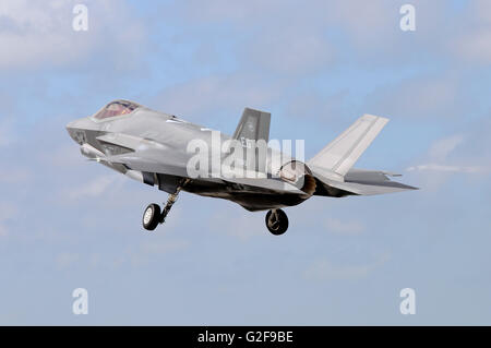 Un F-35A dal 58th Fighter Squadron, xxxiii Fighter Wing, decolla da Eglin Air Force Base in Florida, prima di una missione di addestramento Foto Stock