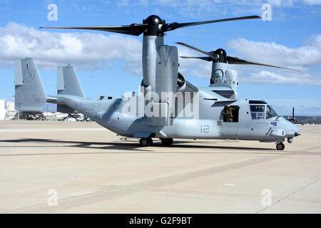 Un U.S. Marine Corps MV-22B Osprey rullaggio sulla rampa al Marine Corps Air Station Miramar, San Diego, California. Foto Stock