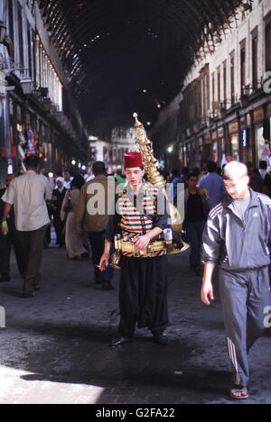 Damasco - tè tradizionale venditore interno coperto Souq al-Hamidyya Foto Stock