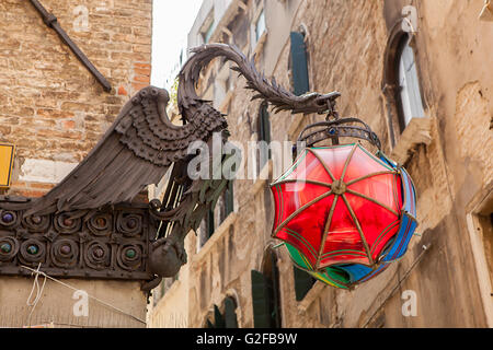 Il Drago Maforio lanterna con ombrelloni a Venezia, Italia Foto Stock