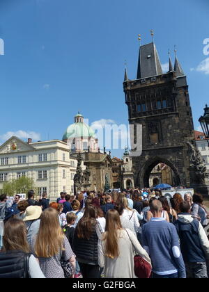 Praga, frotte di turisti sul Ponte Carlo Foto Stock
