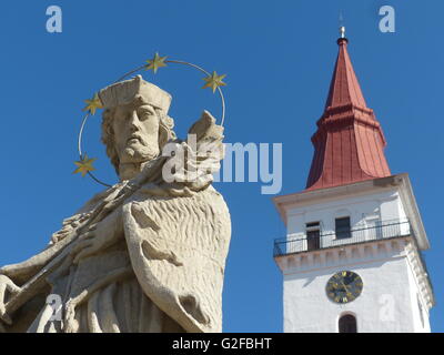 Jemnice, Statua San Giovanni chiesa barocca Unesco, Telc, San Giovanni di Nempomuk, statua, tenendo croce, southeastern Bohemia, ceco Foto Stock