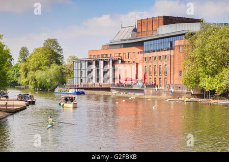 Royal Shakespeare Theatre e il fiume Avon e persone in barche sul fiume su un soleggiato weekend in tarda primavera, Stratford-upon Foto Stock