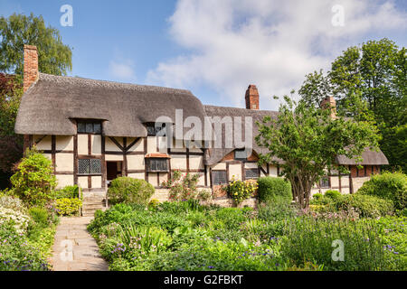 Anne Hathaway's Cottage e il suo giardino cottage, Shottery, Stratford-upon-Avon, Warwickshire, Inghilterra, Regno Unito Foto Stock