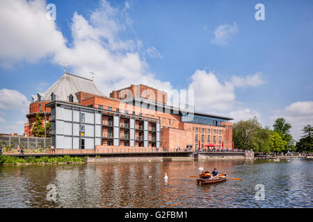 Royal Shakespeare Theatre e il fiume Avon e persone in barche sul fiume su un soleggiato weekend in tarda primavera, Stratford-upon Foto Stock