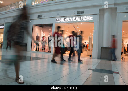 La Marks & Spencer shop in Ayala Mall,Cebu, Filippine con acquirenti sfocata in primo piano. Foto Stock