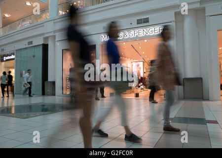 La Marks & Spencer shop in Ayala Mall,Cebu, Filippine con acquirenti sfocata in primo piano. Foto Stock