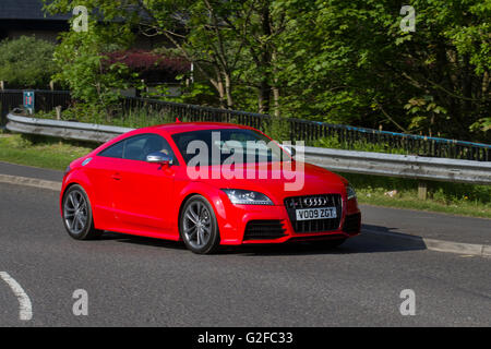 Red Audi TT V8, vista laterale motion blur, alla potenza Pendle Fest, un classico, veterano e heritage motor show tenutosi al Nelson & Colne College, Barrowford, Lancashire, Regno Unito Foto Stock