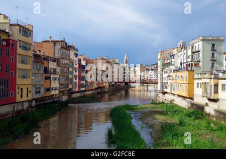 Girona, Spagna. Fiume Onyar nel centro della città Foto Stock