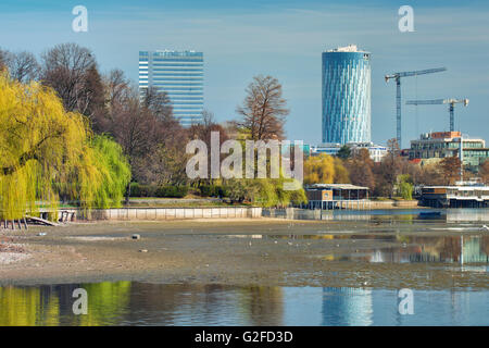 Bucarest, Romania - Marzo 07, 2016: Bucarest Sky Tower e centro business. Bucarest il paesaggio urbano. Foto Stock