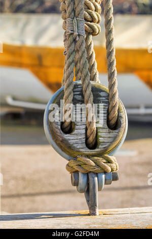 Blocchi e affronta il problema su una imbarcazione a vela Foto Stock