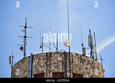 Primo piano della torre per antenna e cielo blu chiaro in background Foto Stock