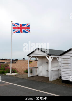 Beach Hut battenti bandiera dell'Union Jack sulla spiaggia in Deal Kent REGNO UNITO Foto Stock