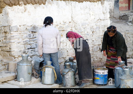 Le donne di raccogliere l'acqua. Foto Stock