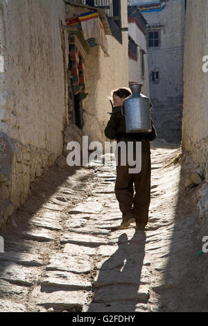 Donna di raccogliere l'acqua. Foto Stock