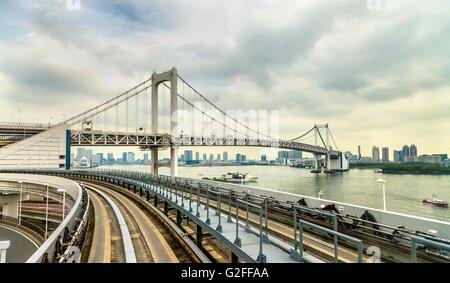 Vista del Ponte di Arcobaleno dal loop di Yurikamome Foto Stock