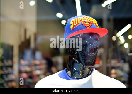 Manichino con Superman cappello da baseball in una vetrina di un negozio. Foto Stock