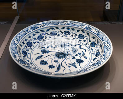 Grande piatto in porcellana, Yongle imperatore della dinastia Ming, 1403-1424, British Museum, Bloomsbury, London, England, Regno Unito Foto Stock