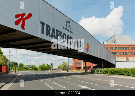 Il ponte che collega la Kellogg's impianto di produzione al suo deposito su Park Road a Trafford Park in Greater Manchester Foto Stock