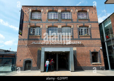 I visitatori entrano nel museo di scienza e industria aka MOSI heritage attrazione turistica di Manchester, UK. Foto Stock