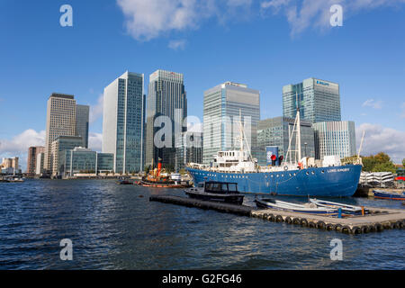 Skyline di Canary Wharf con il landmark corporate edifici per uffici Foto Stock