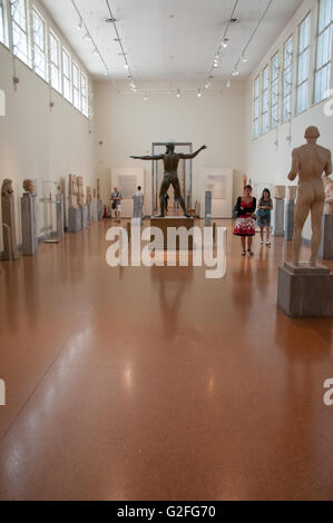 Statua di bronzo di Zeus o Poseidone, trovato sul fondo del mare al Museo Archeologico Nazionale di Atene, Grecia Foto Stock