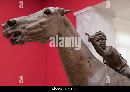 Statua di bronzo di un cavallo e un giovane fantino, trovati in mare, esposto al Museo Archeologico Nazionale di Atene, Grecia Foto Stock