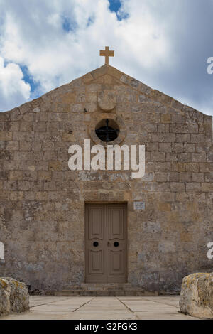 Santa Maria Maddalena cappella è stata ricostruita sul ciglio della scogliera nel XVII secolo. Situato in Dingli al Mediterraneo islan Foto Stock